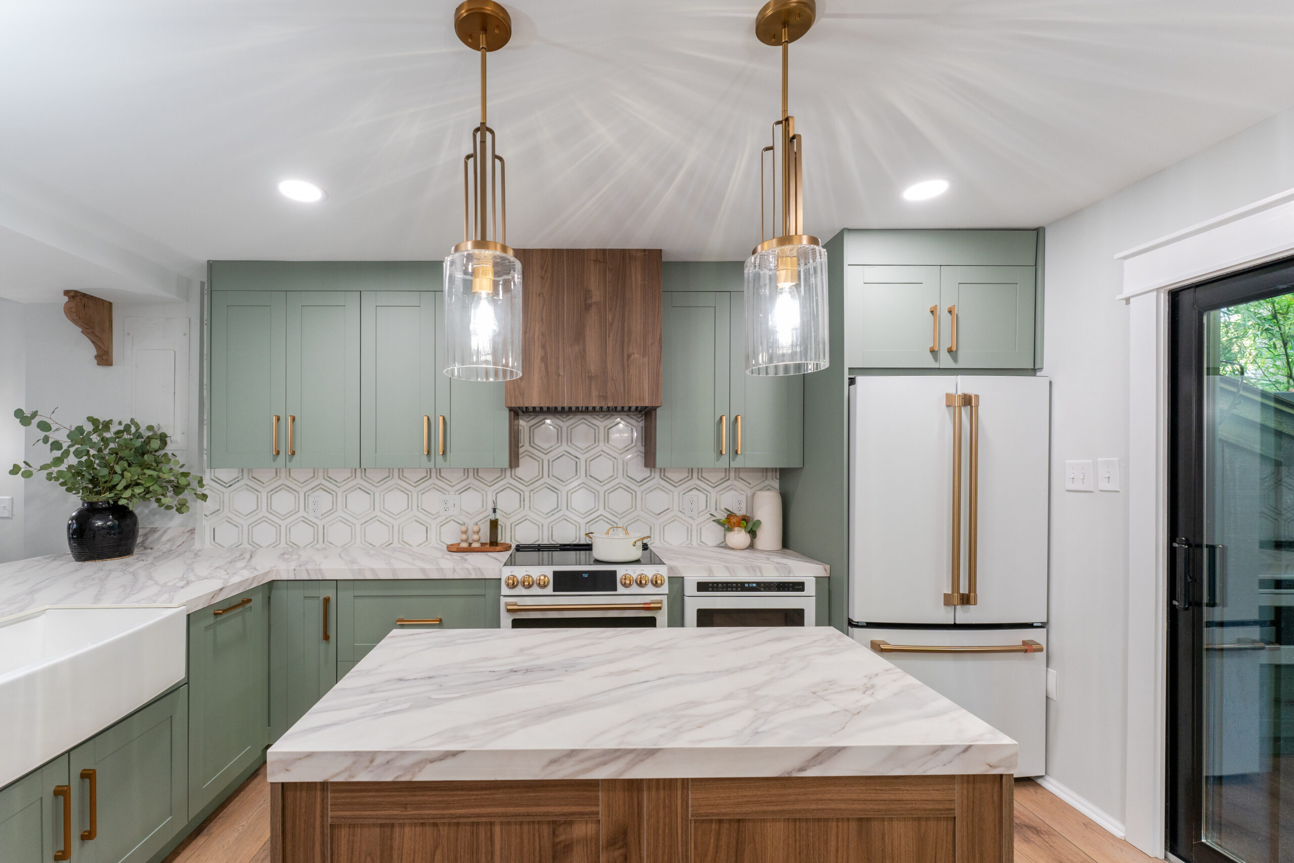 Lioher Lioher-Cabs-for-Savanah-Reveal-2-scaled Transform Your Kitchen with LIOHER Cabinets: Featured on HGTV’s 100 Day Dream Home  
