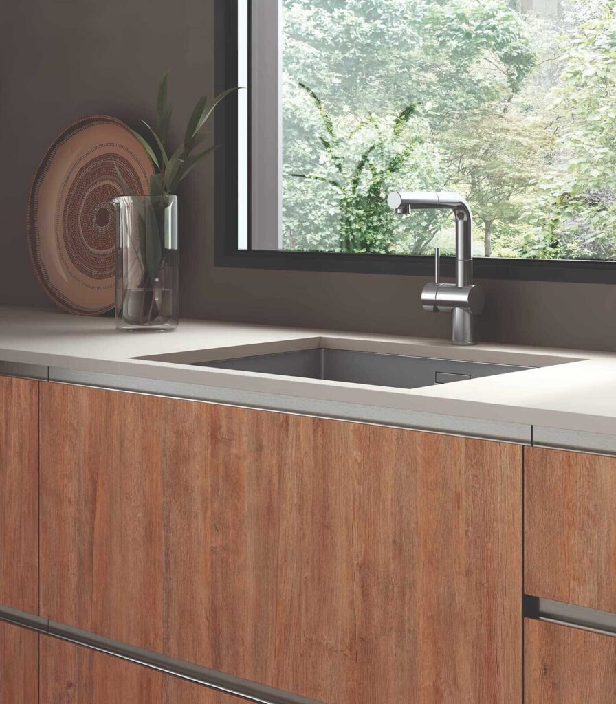 Lioher Mallorca kitchen cabinet door in Coral SM (Zenit super matte), with the aluminum J-handle machined into the top edge