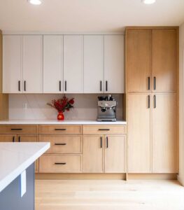 Lioher Slim Cava shaker cabinet doors in a two-tone kitchen: Syncron woodgrain lowers with Blanco SM Zenit super matte uppers