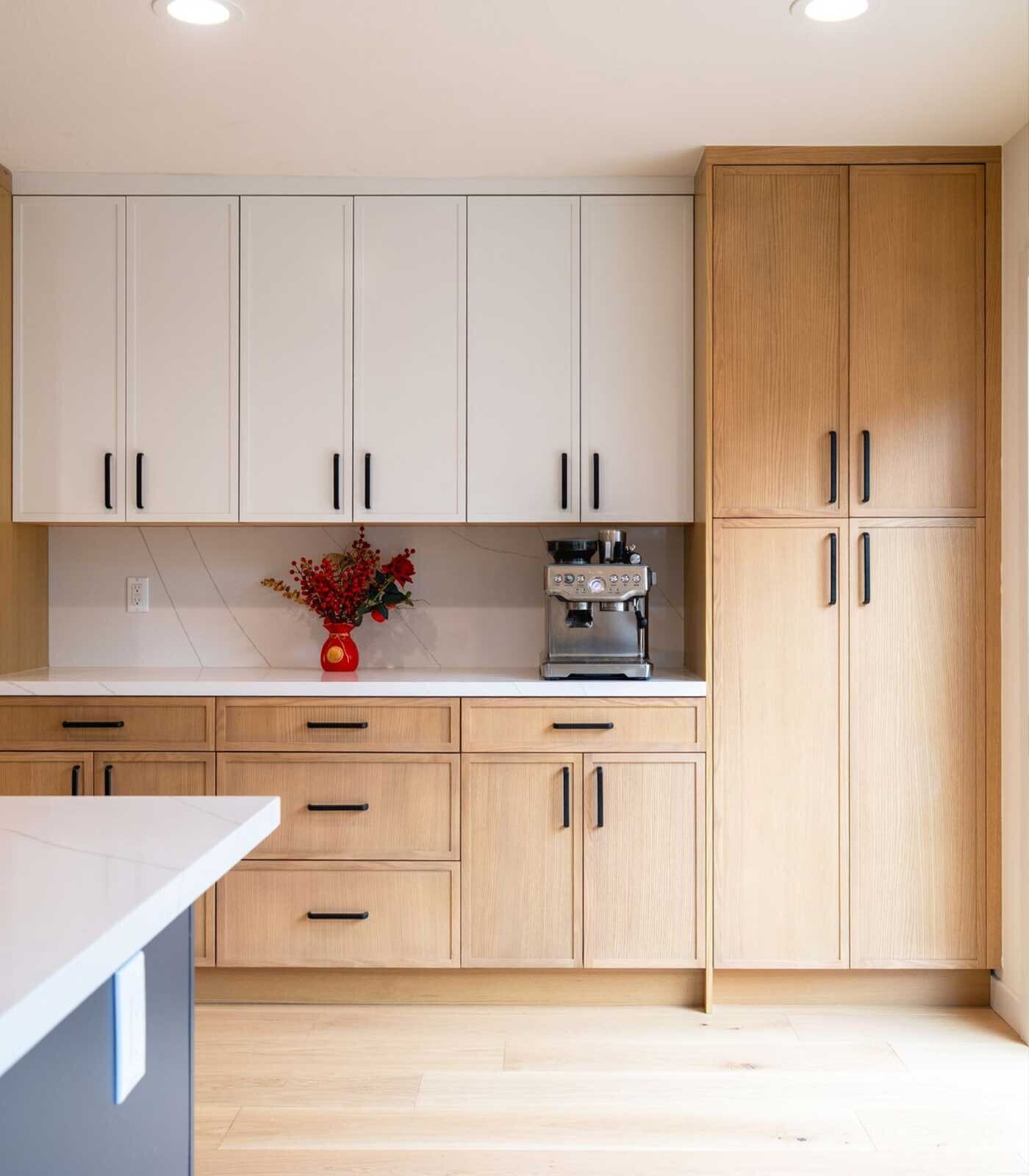 Lioher Slim Cava shaker cabinet doors in a two-tone kitchen: Syncron woodgrain lowers with Blanco SM Zenit super matte uppers