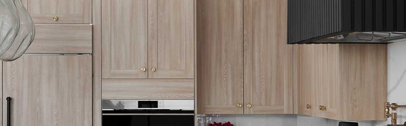 Lioher Cava shaker kitchen cabinet door in a Syncron woodgrain finish (Rosales family), showing continuous vertical grooves in the 8 mm center panel